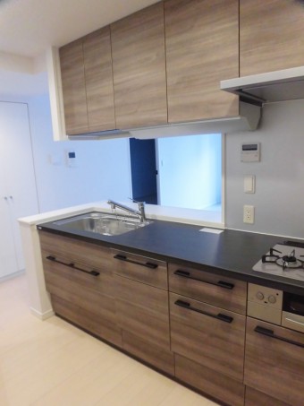 ウォールナット×ブラックでシックなキッチンに